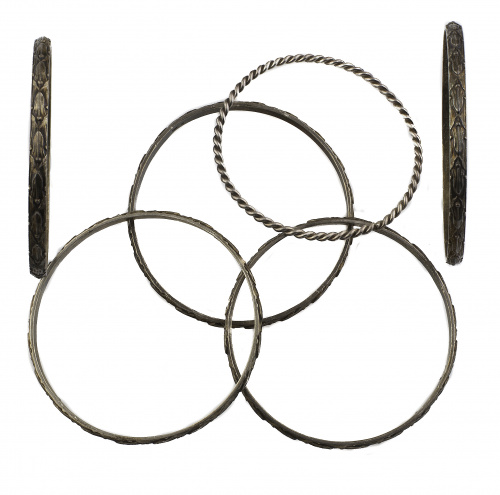 Lote de diez piezas de bisutería de distintas épocas