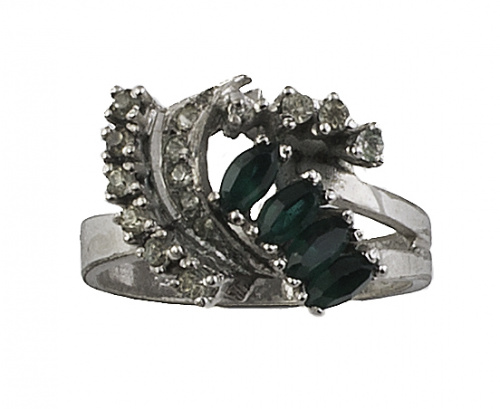 Lote de diez piezas de bisutería de distintas épocas