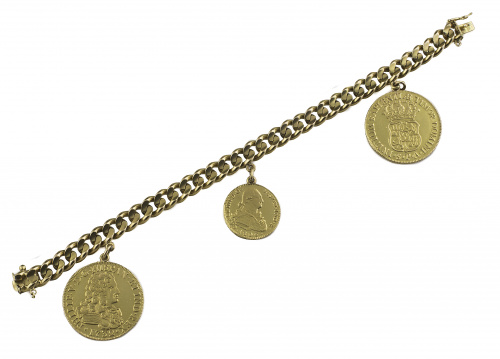 Pulsera de eslabón barbado con tres monedas colgantes en or