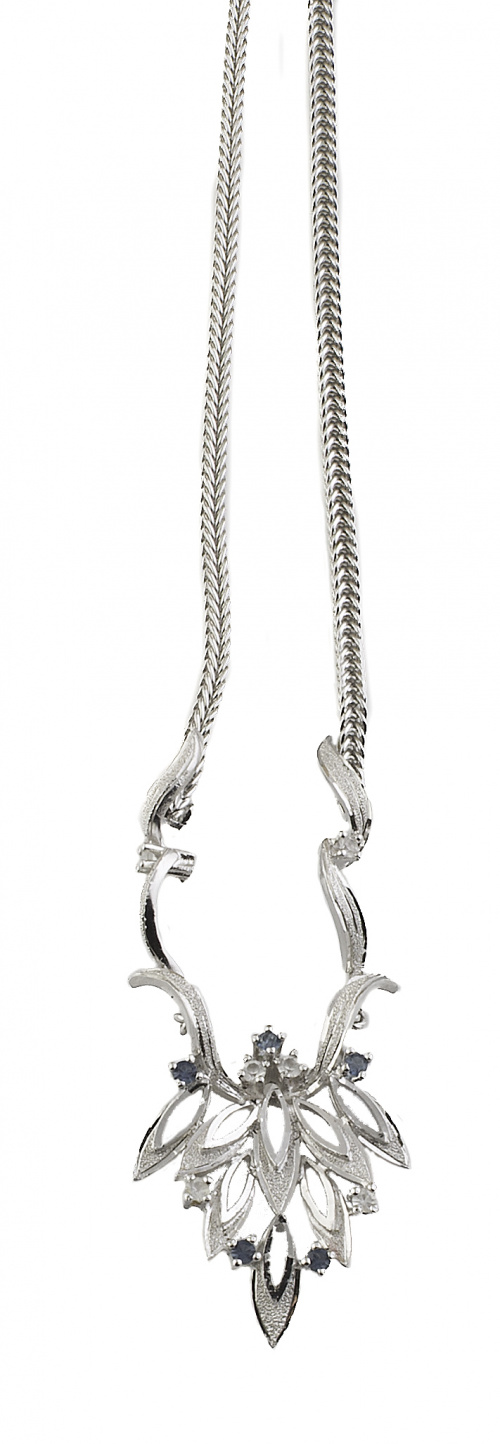 Lote formado por cuarenta y cuatro piezas de bisutería de v