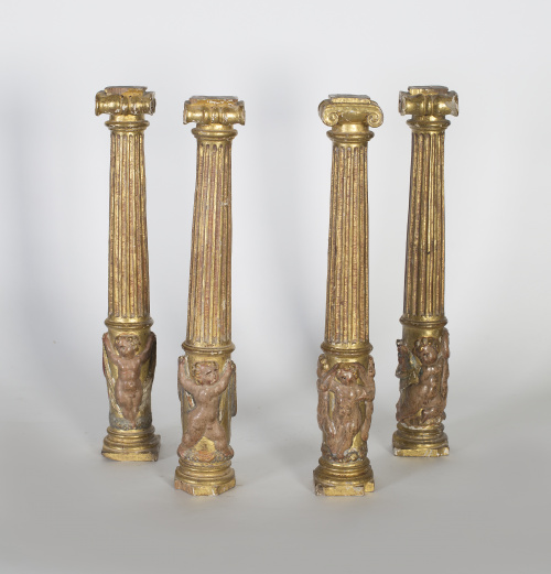 Pareja de columnas de orden Jónico, de madera tallada, estu