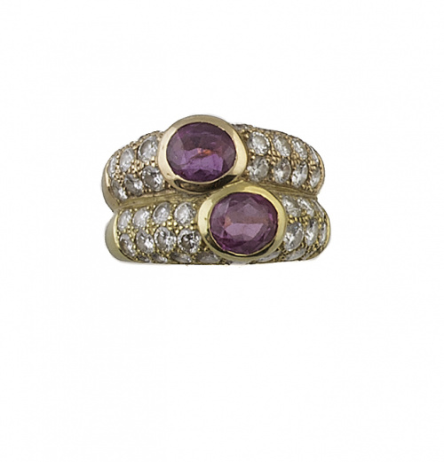 Sortija con dos rubíes de talla oval entre pavé de brillant