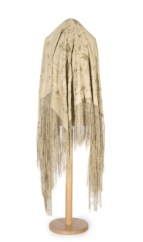 Mantón de “Manila”, de seda verde con flores bordadas, S. X