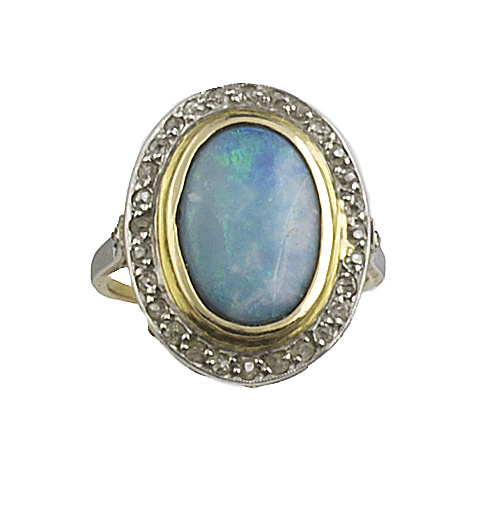 Sortija con cabuchón de ópalo orlado de brillantes de talla