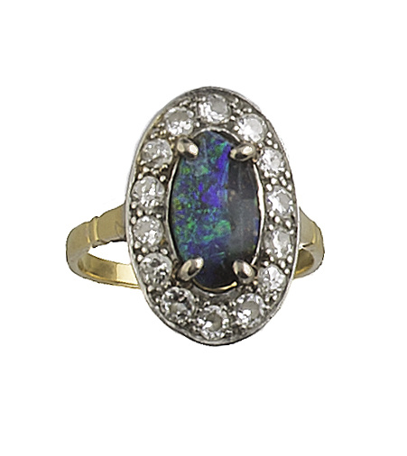 Sortija con ópalo oval orlado de brillantes en montura de o