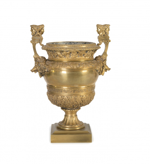 Copa de bronce dorado y cincelado.Trabajo francés, S. XIX.