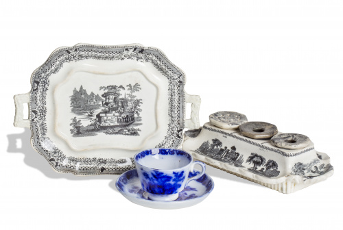 Taza con plato de loza estampada en azul de cobalto.Sargad