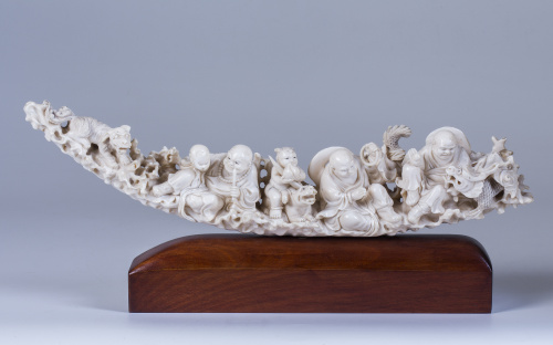 “Santones” Grupo escultórico en marfil tallado. China, ff
