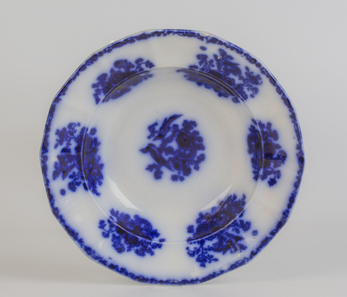 Plato hondo en azul y blanco de la “Serie Chinesca” con pai