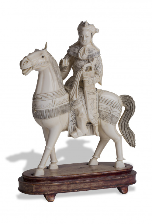 “Dignatario a caballo” Escultura en marfil tallado y parci