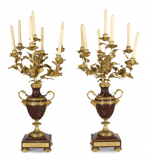 Pareja de candelabros de estilo Luis XVI en bronce dorado m