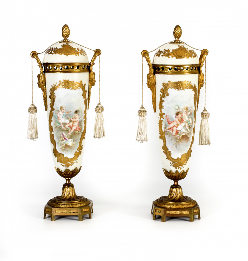 Pareja de copas a la manera de Sévres de porcelana esmaltad