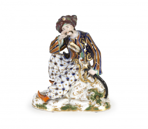 “Otomano”.Figura de porcelana esmaltada, dorada y policrom