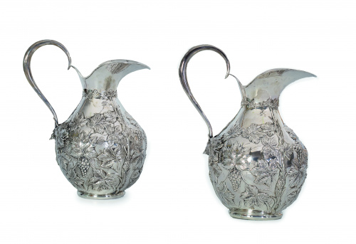 Pareja de jarros de plata con decoración de pámpanos, S. XX 