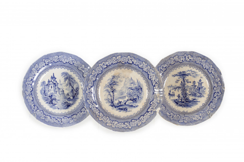 Tres platos isabelinos de loza estampada  en azul con paisa