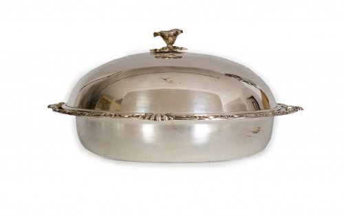 Legumbrera en metal plateado, tapa rematada por pomo con fo