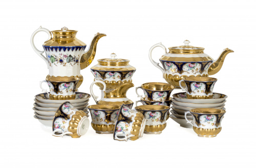 Juego de café y té de porcelana esmaltada en dorado con ros