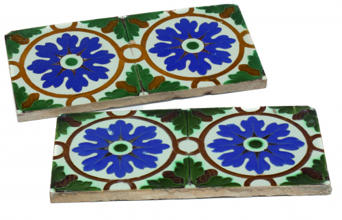 Pareja de azulejos de cerámica de “arista” ornamentada con 