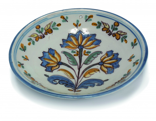 Pareja de platos de cerámica esmaltada con flores policroma