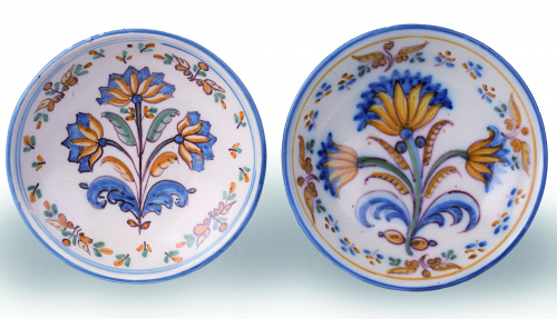 Pareja de platos de cerámica esmaltada con flores policroma
