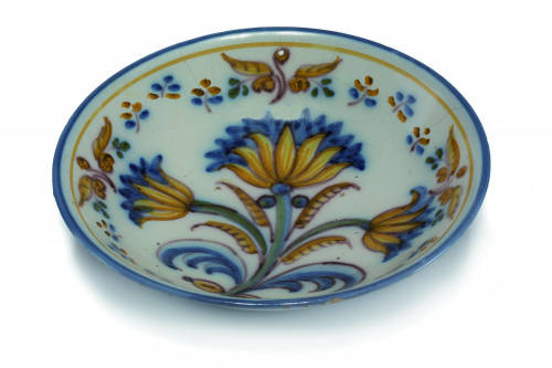 Pareja de platos de cerámica esmaltada con flores policroma