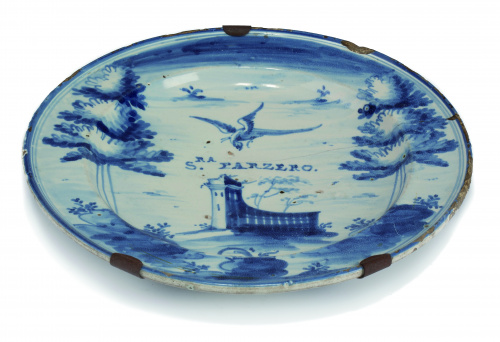 Plato de cerámica esmaltada en azul cobalto, decoración de 