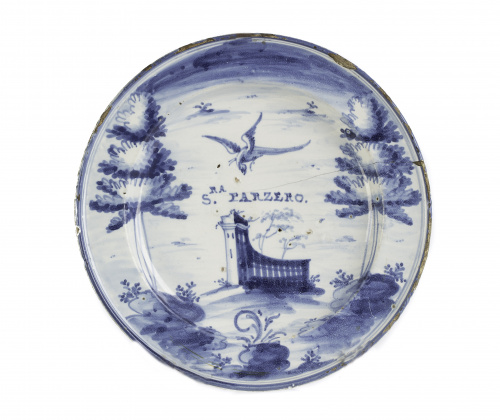 Plato de cerámica esmaltada en azul cobalto, decoración de 