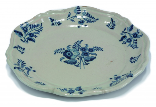 Plato de cerámica esmaltada en azul de cobalto, con flores.