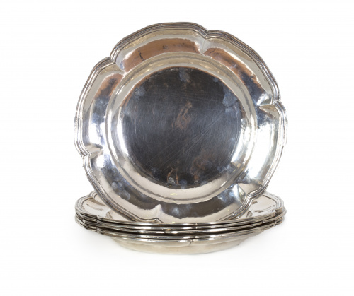 Juego de seis platos de plata de borde “de contornos”. Con 