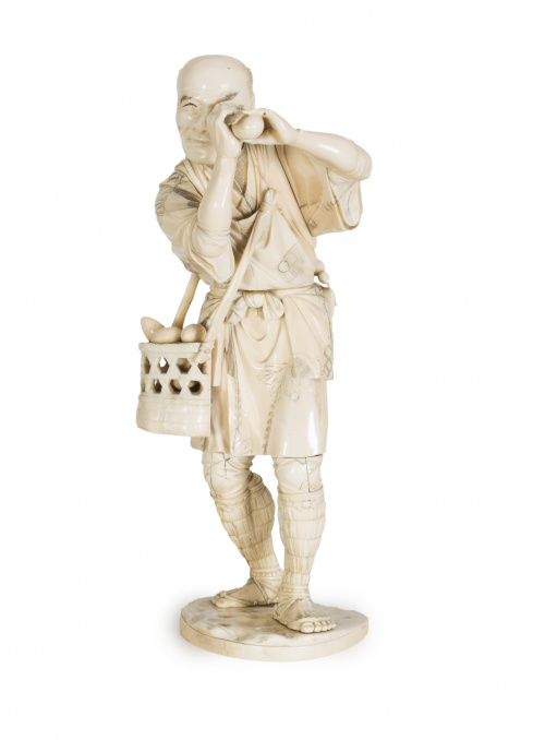 "Hombre con cesta de huevos", escultura en marfil tallado.