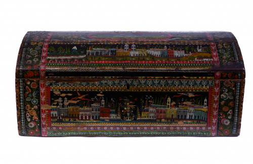 Baúl con tapa de medio cañón, de madera lacada con decoraci