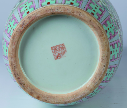Jarrón en porcelana de la “Familia Rosa” China, dinastía Q