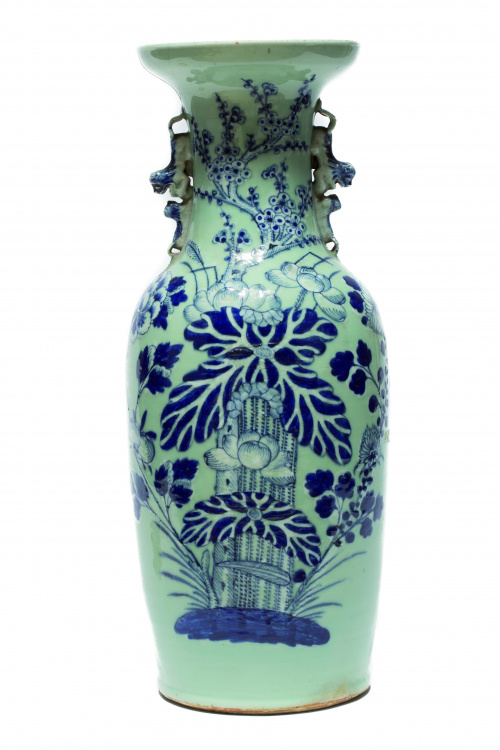 Jarrón en porcelana azul y blanca de fondo celadón.China, 