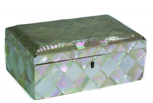 Caja con alma de madera y nácar con decoración de formas ge