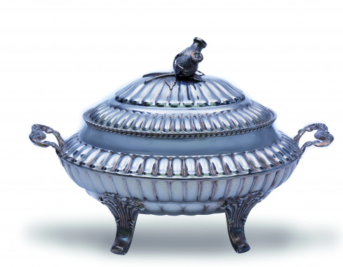 Sopera de plata en su color con decoración gallonada, ley 9