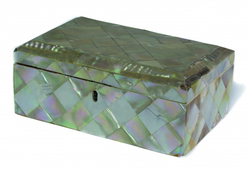 Caja con alma de madera y nácar con decoración de formas ge