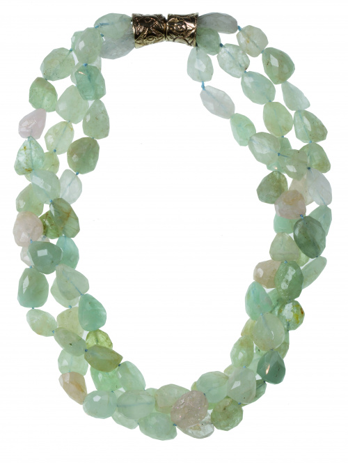 Collar de tres hilos de aguamarinas facetadas
