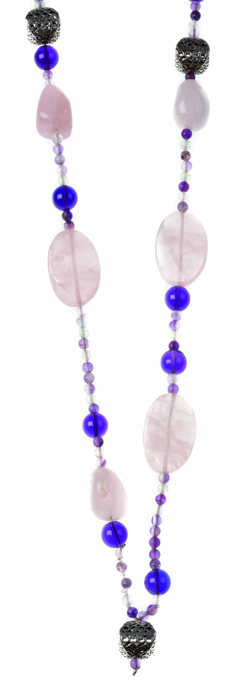 Collar largo de un hilo de cuarzos rosas y amatistas de dis