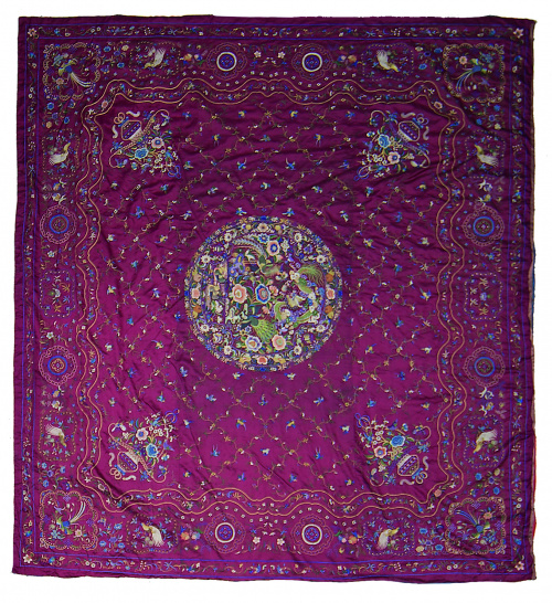 Tapiz de seda granate bordada con hilos de color, decorada 