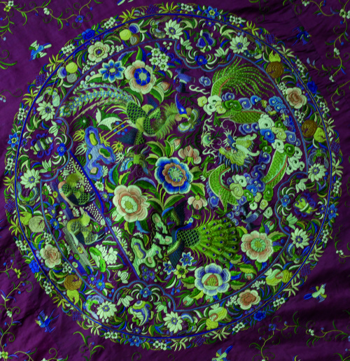 Tapiz de seda granate bordada con hilos de color, decorada 