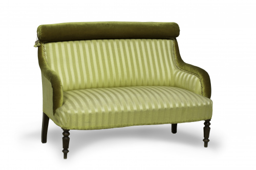 Canapé victoriano con patas torneadas en madera posiblement