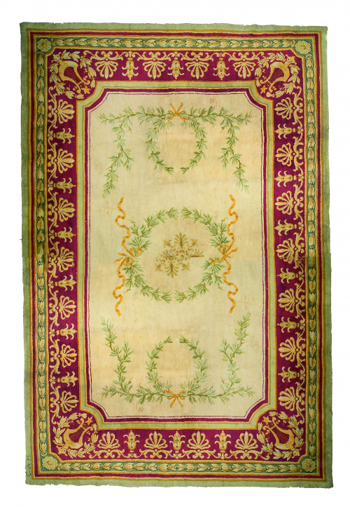 Alfombra en lana de nudo español con cenefa granate y hojas