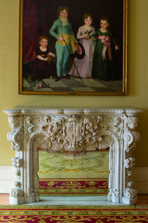 Chimenea en mármol blanco de carrara esculpido. Mediados S