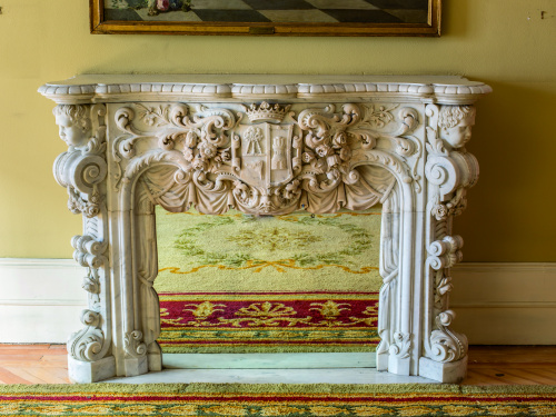 Chimenea en mármol blanco de carrara esculpido. Mediados S