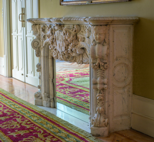 Chimenea en mármol blanco de carrara esculpido. Mediados S