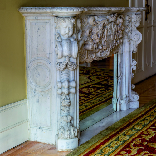 Chimenea en mármol blanco de carrara esculpido. Mediados S