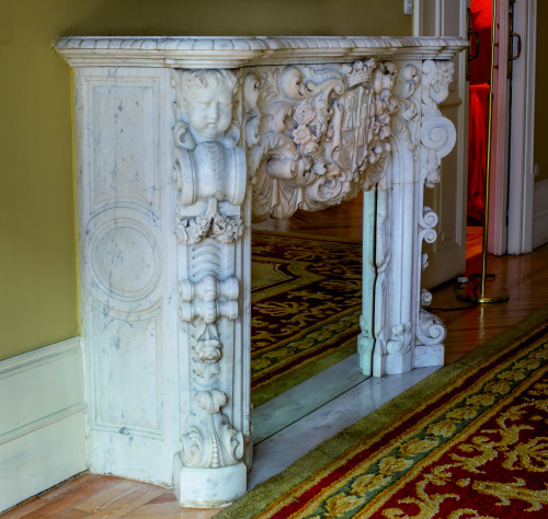 Chimenea en mármol blanco de carrara esculpido. Mediados S