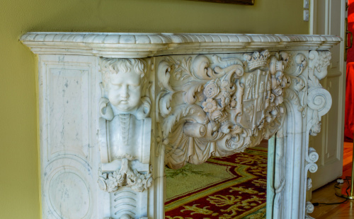 Chimenea en mármol blanco de carrara esculpido. Mediados S