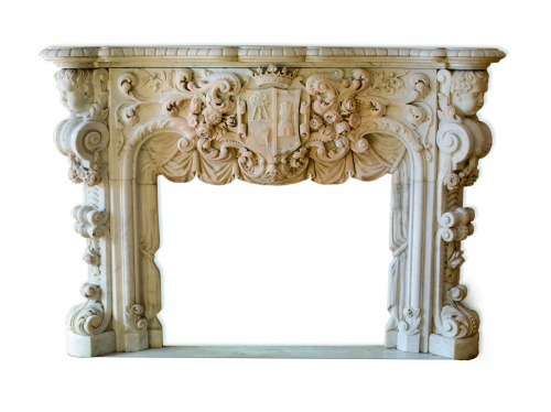 Chimenea en mármol blanco de carrara esculpido. Mediados S