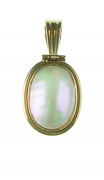 Colgante con óvalo de nácar el oro amarillo de 18K 